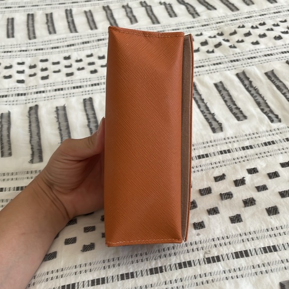 Tory Burch Case - Picture 5 of 8